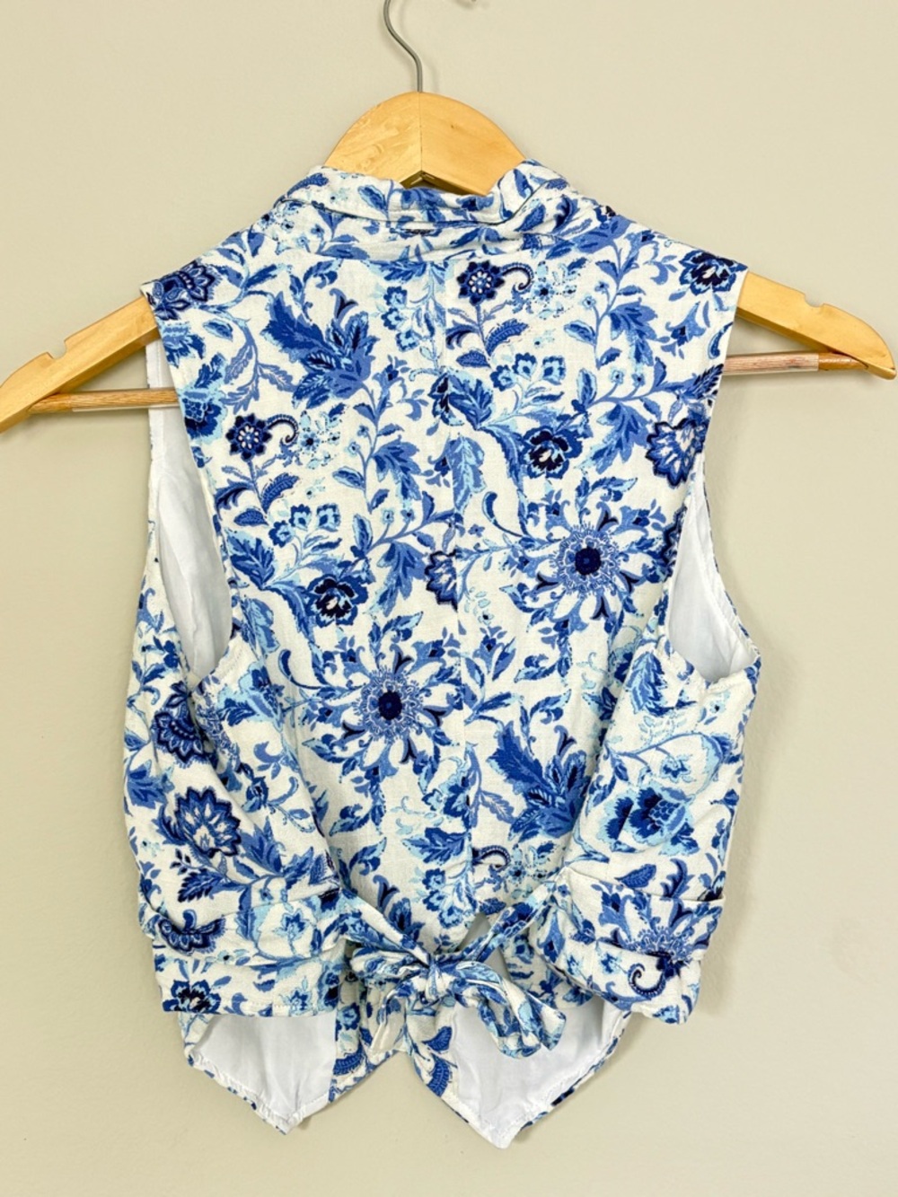 TALULAH Blue and White Floral Button-Front Vest - Picture 3 of 8